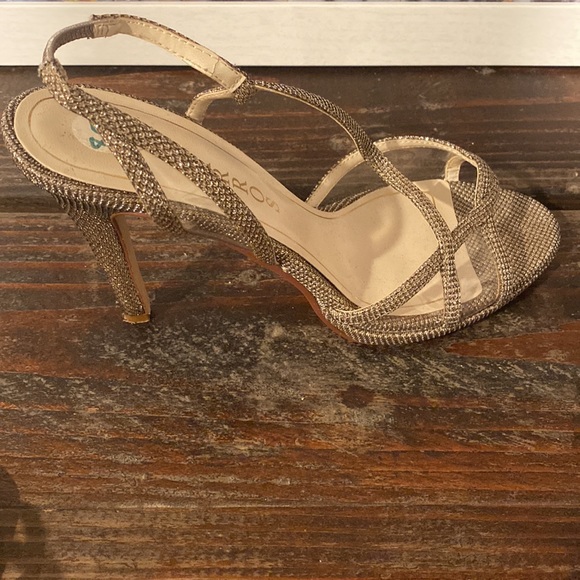 Simple dress heels - Picture 2 of 4